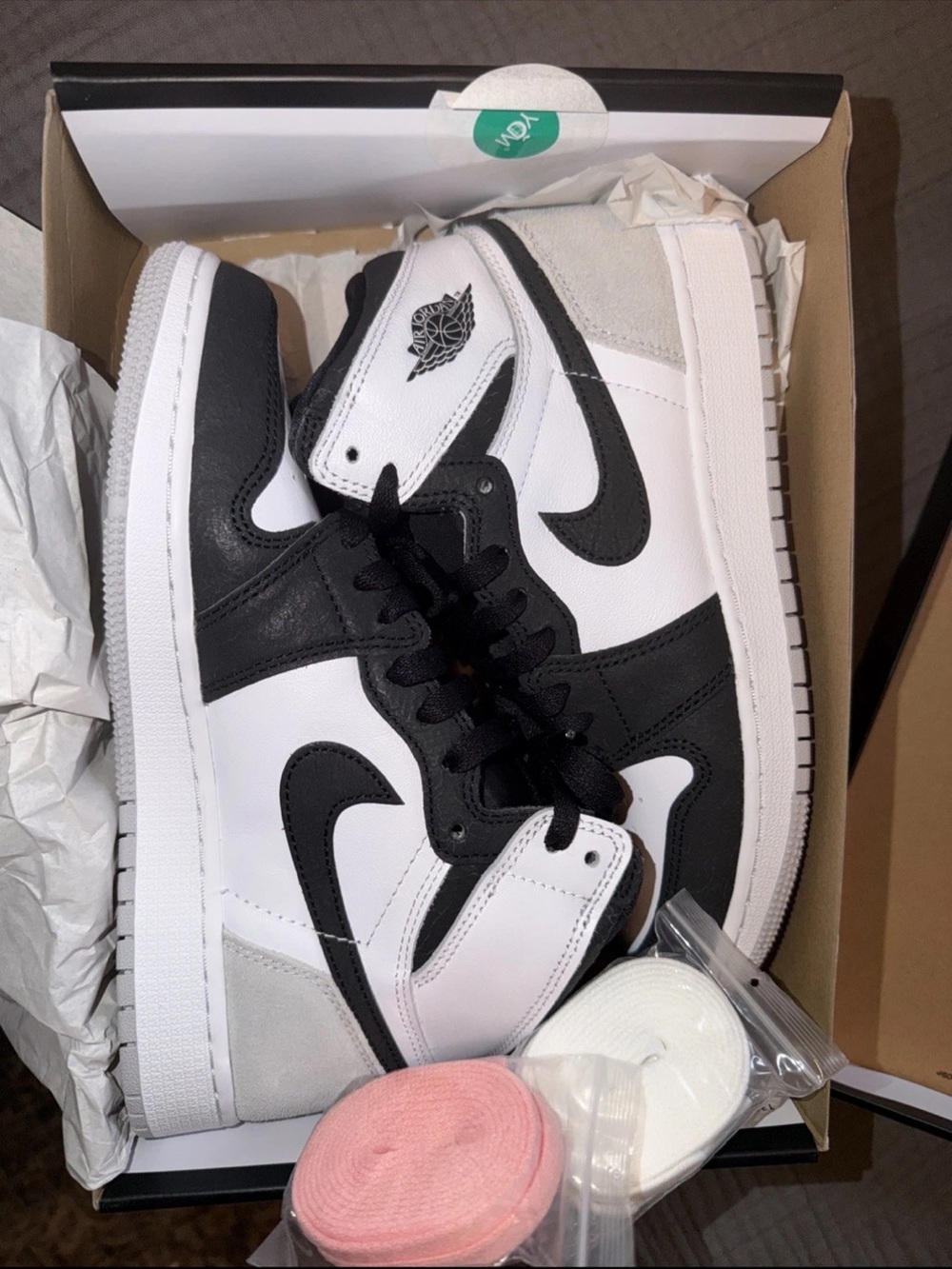 Air Jordan 1 Retro High OG GS
White Coral Black